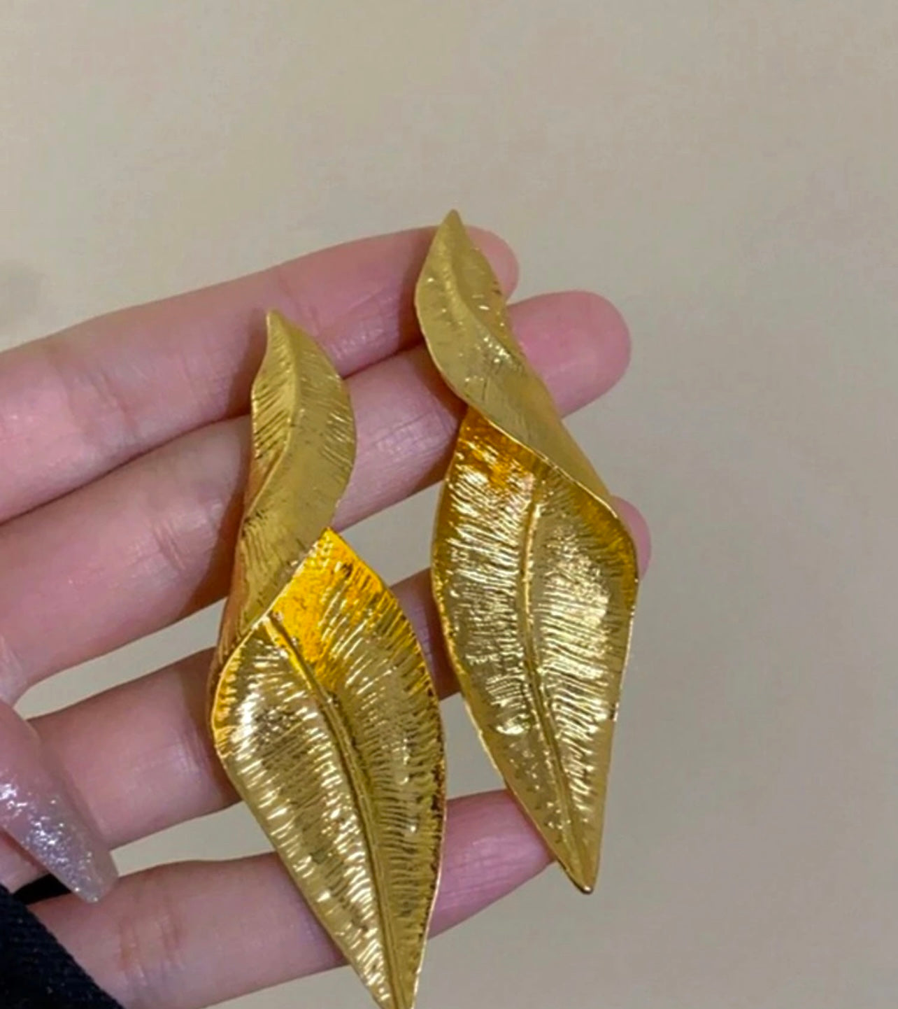 Asymmetriska örhängen med vridna metallblad för alla tillfällen