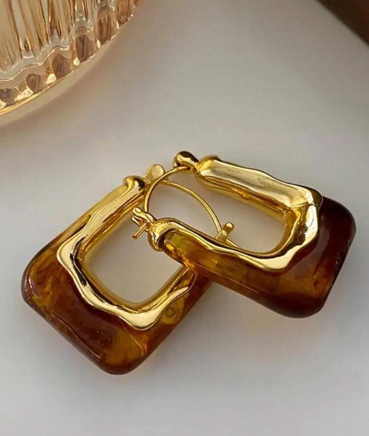 U-formade ringörhängen med gyllene finish