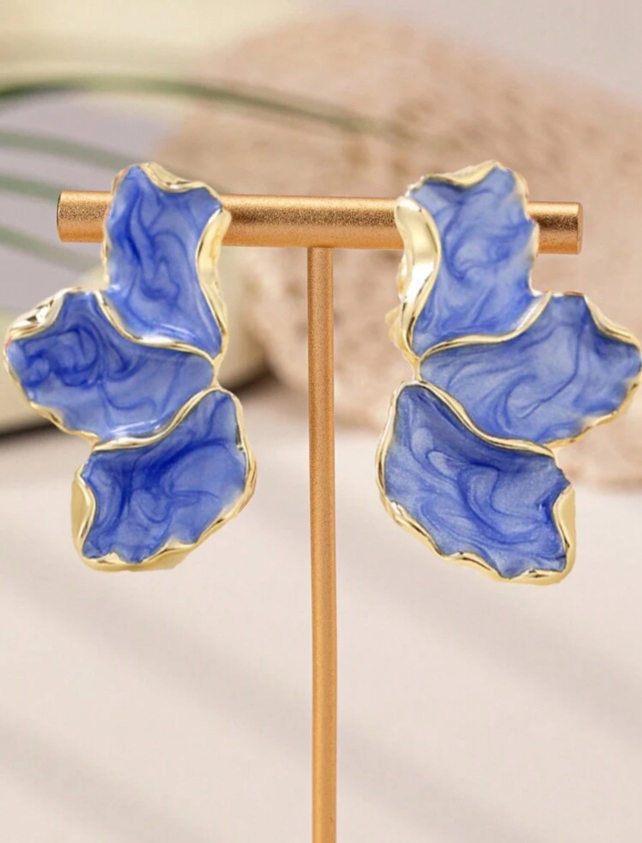 Eleganta blomörhängen i blå nyans