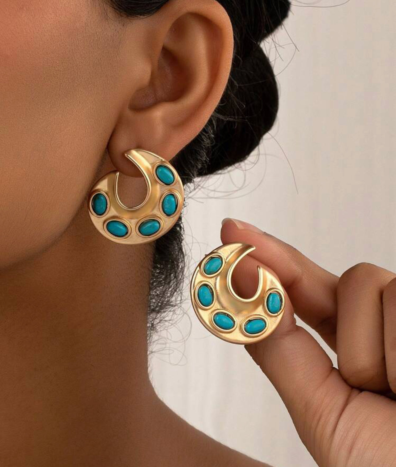 Vintageörhängen med turkos detalj. ”Moon Stud”