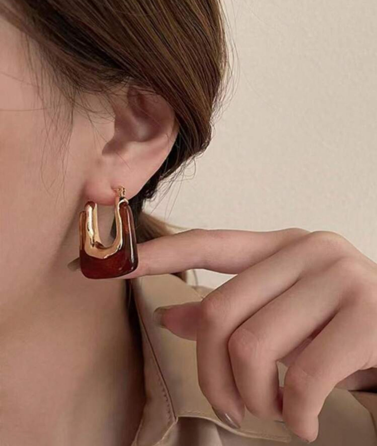U-formade ringörhängen med gyllene finish