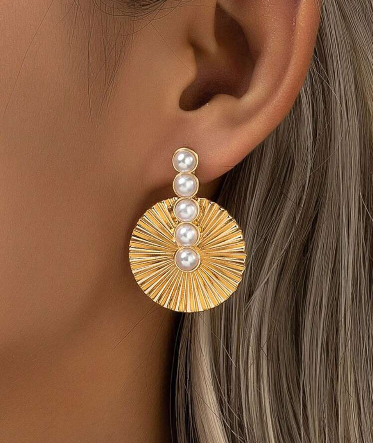 Eleganta pärlörhängen för alla tillfällen.