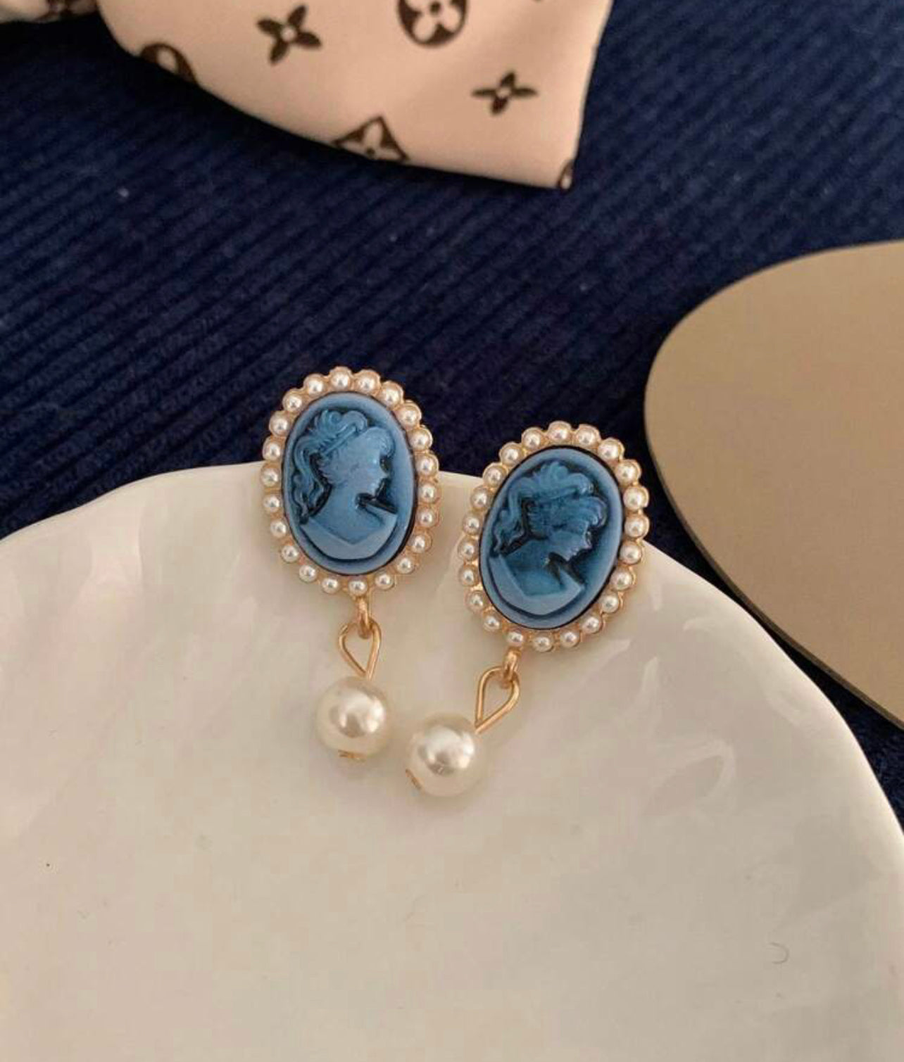 Vintageörhängen blå porträtt ”Pearl Barock”