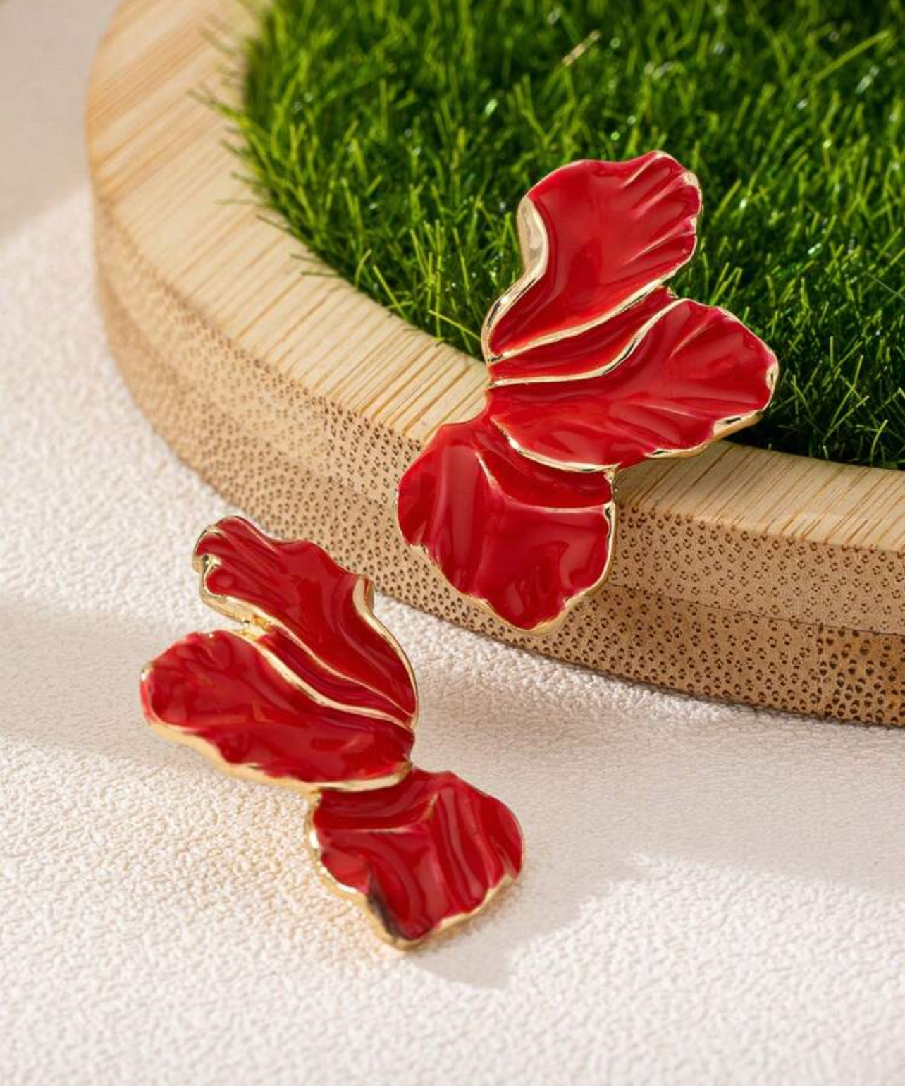 Eleganta blomörhängen, i röda toner.