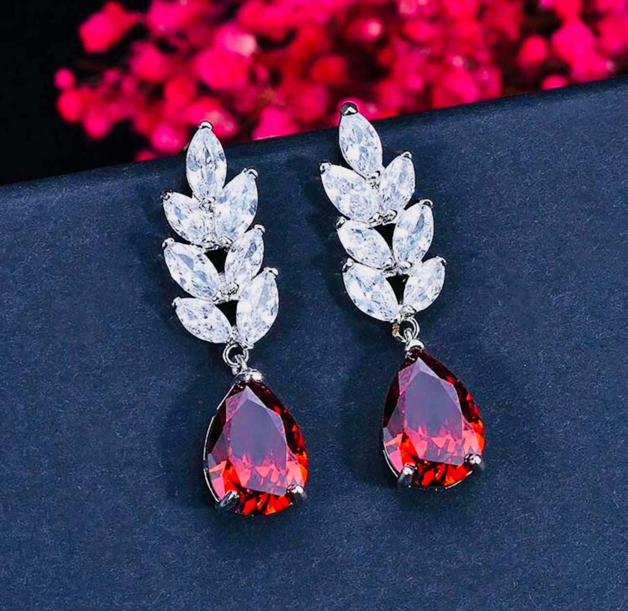 Eleganta strassörhängen i cubic zirconia.