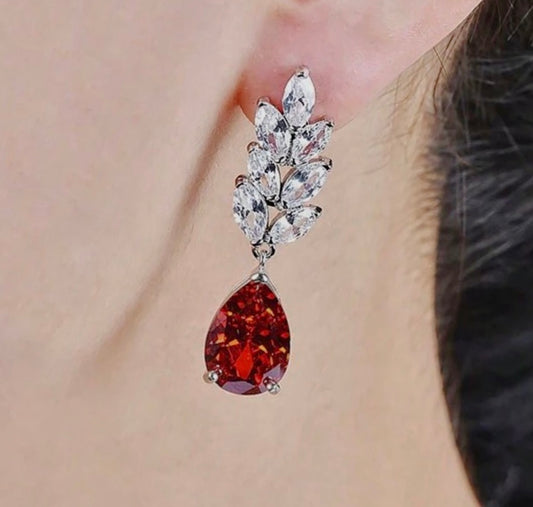 Eleganta strassörhängen i cubic zirconia.