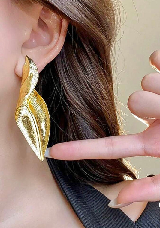 Asymmetriska örhängen med vridna metallblad för alla tillfällen