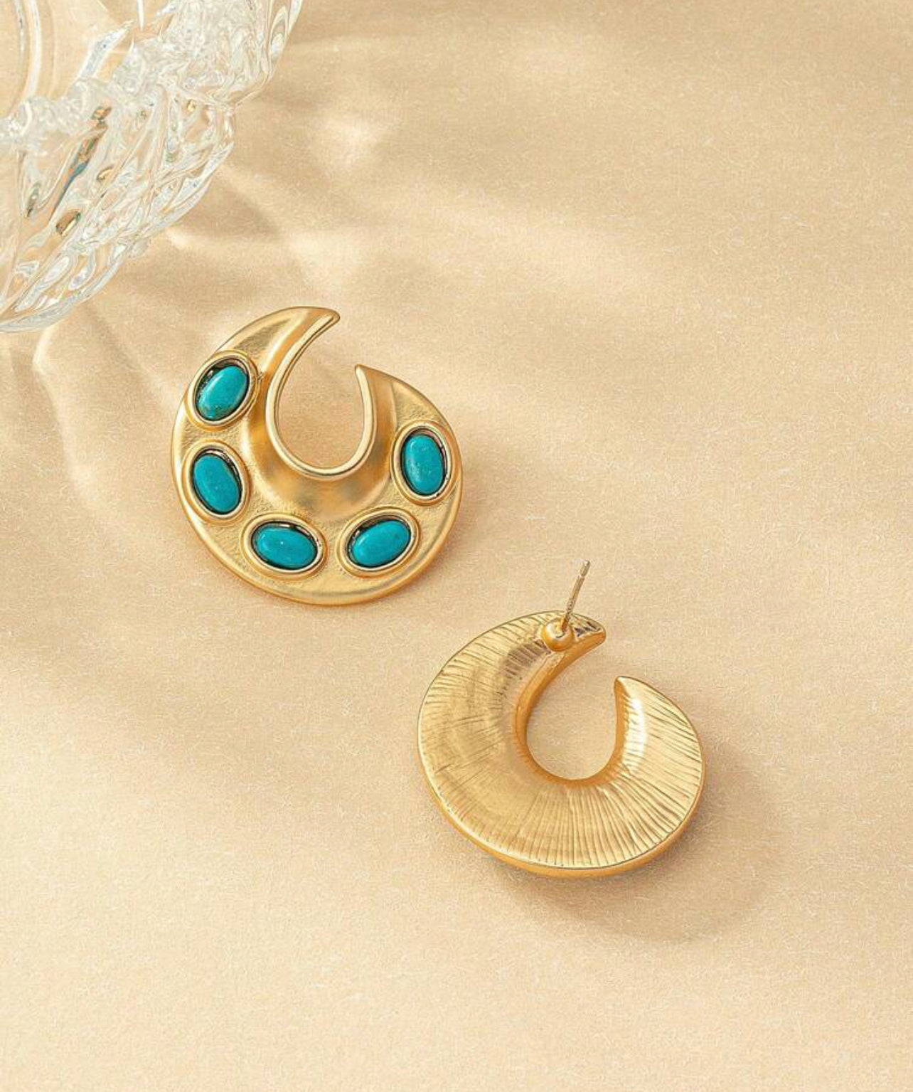Vintageörhängen med turkos detalj. ”Moon Stud”