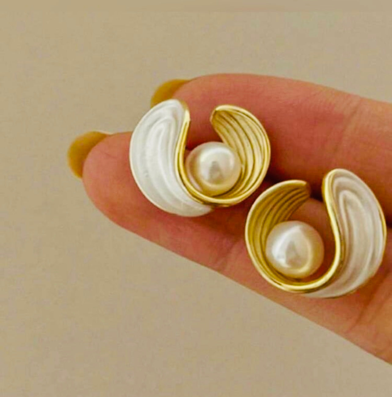 Minimalistiska pärlörhängen